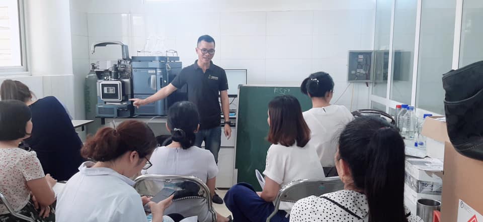 Đội ngũ kỹ thuật training cho K.H sử dụng hệ thống sắc ký lỏng UPLC Hclass Plus kết nối đầu dò khối phổ Xevo TQ Smicro.